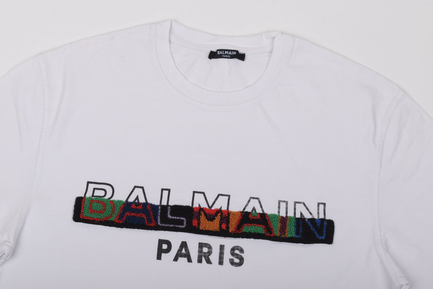 T-shirt blanc pour hommes Balmain avec logo texturé fendu, taille S, très bon état 7/10