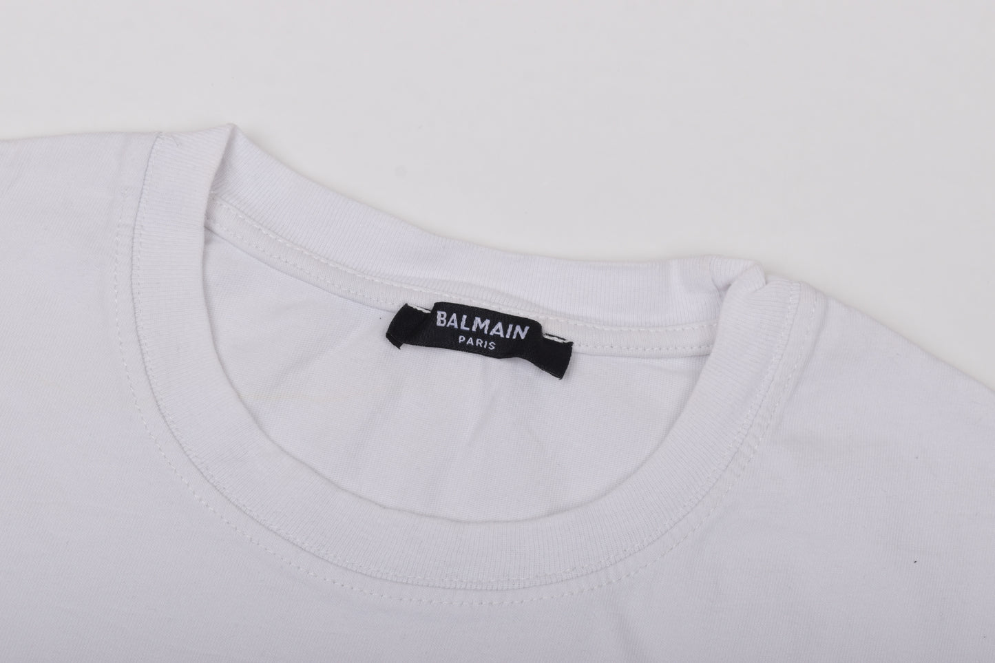 T-shirt blanc pour hommes Balmain avec logo texturé fendu, taille S, très bon état 7/10