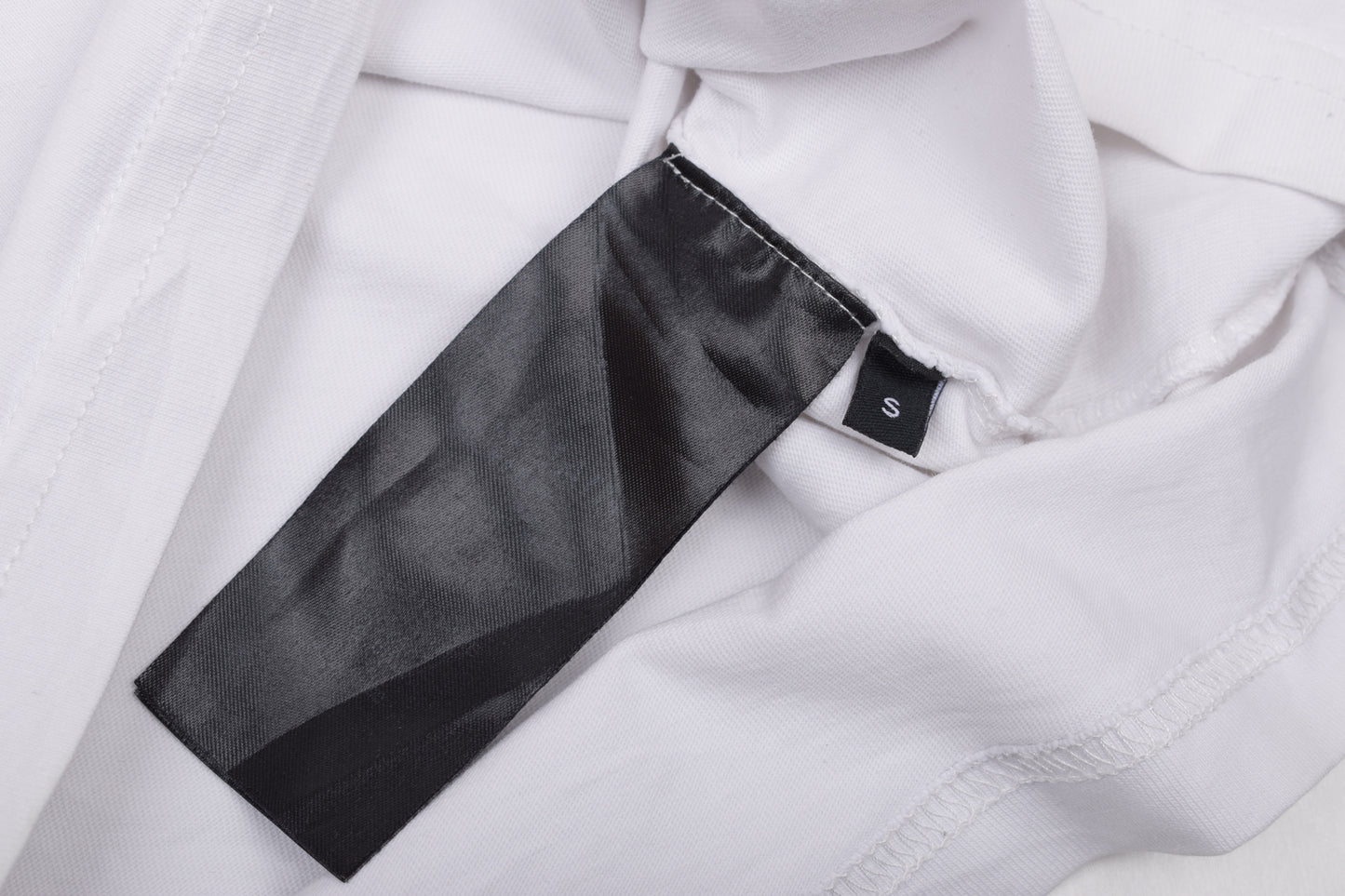 T-shirt blanc pour hommes Balmain avec logo texturé fendu, taille S, très bon état 7/10
