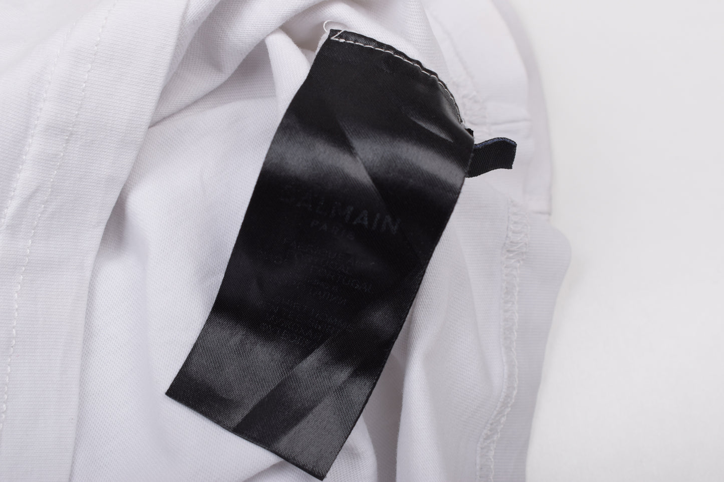 T-shirt blanc pour hommes Balmain avec logo texturé fendu, taille S, très bon état 7/10